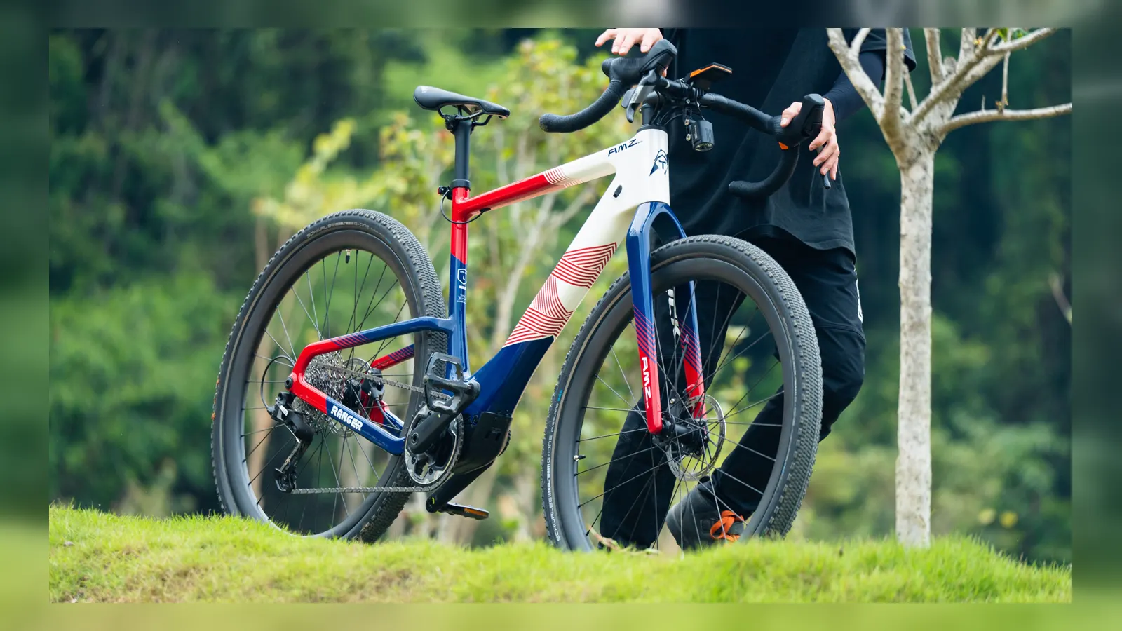 AMZcycle 电动山地与砾石自行车户外场景